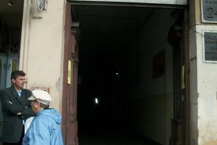 SCANDAL: Angajatii Casei Municipale de Cultura Cluj-Napoca "Nu am primit nicio instiintare cum ca nu putem intra in sediu" VIDEO