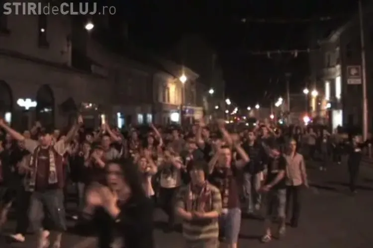 Jucatorii CFR Cluj si-a dat intalnire cu suporterii in Piata Unirii, dar nu s-au mai dus VIDEO