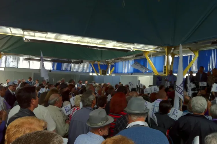 Dan Diaconescu a venit la Cluj si l-a atacat pe Emil Boc, intr-o sala cu putini sustinatori FOTO