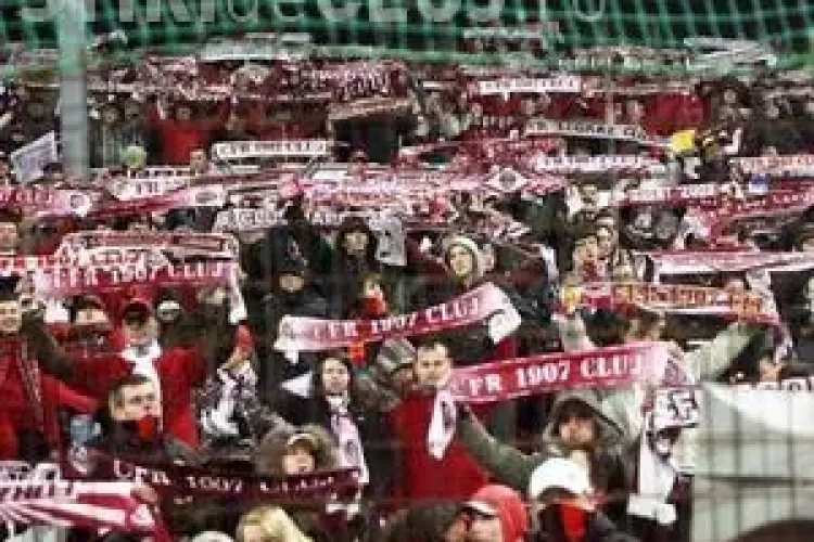 Jucatorii CFR Cluj pleaca in mars spre centrul orasului intr-un autocar descoperit, insotiti de spectatori