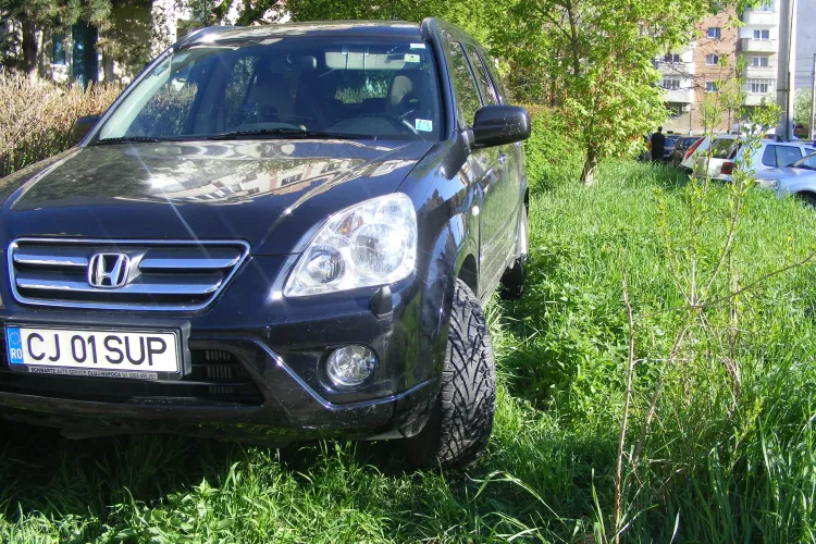 Parcare pe strada Ploilor, direct pe spatiul verde FOTO