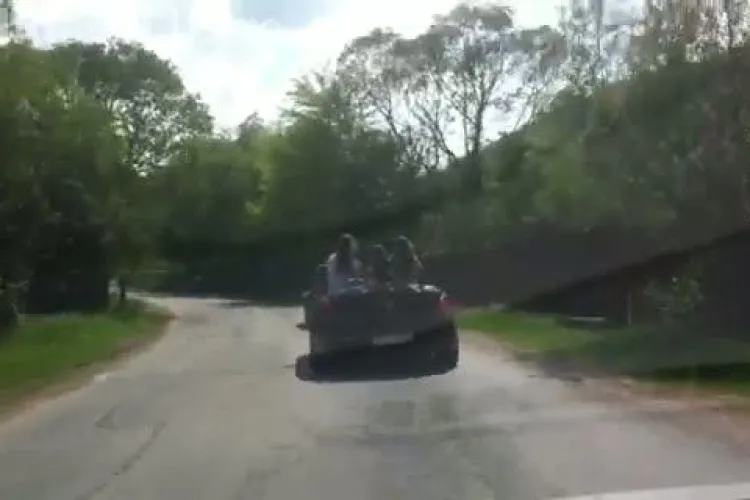 Si-a dus copiii "cocotati" pe decapotabila spre Marisel VIDEO