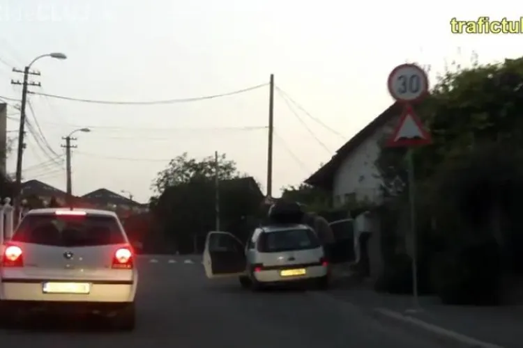 Soferi INCONSTIENTI! Cei care deschid portierele reprezinta un pericol in trafic VIDEO TRAFICTUBE