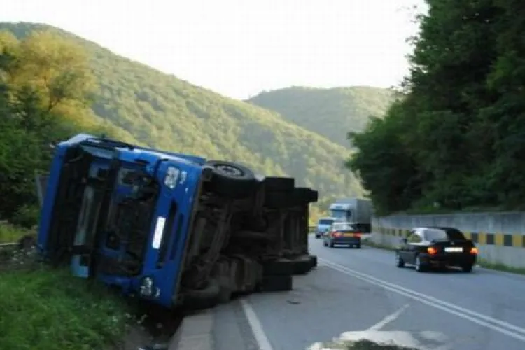 Accident la Negreni! Un TIR s-a rasturnta peste calea ferata si trenurile sunt oprite ALERTA