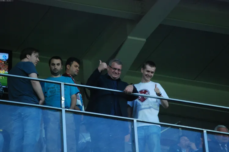Cristian Gog face magii cu Iuliu Muresan in loja de pe stadionul din Gruia FOTO