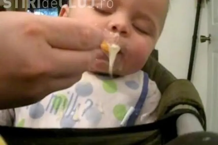 VIDEO SENZATIONAL Un bebelus, prea obosit ca sa manance si prea infometat ca sa doarma  