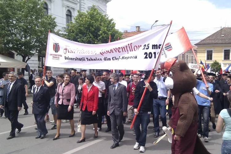 Absolvire UTCN! Tinerii ingineri au luat cu asalt orasul FOTO si VIDEO