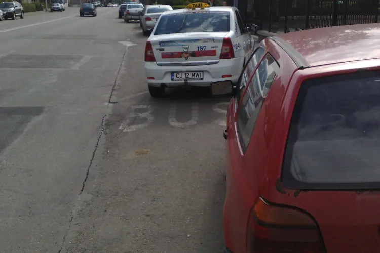 Taximetristii parcheaza cu nesimtire in statiile de autobuz din Cluj-Napoca FOTO