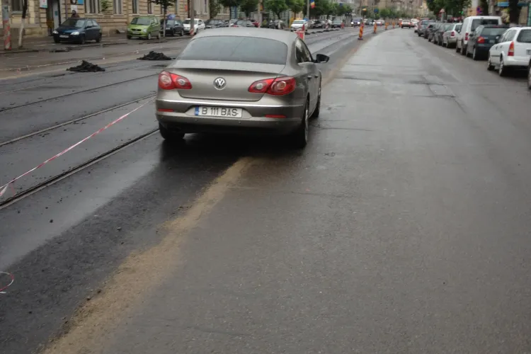 Asa a parcat un sofer pe strada Horea! Pe drum, incurcand si mai mult traficul FOTO