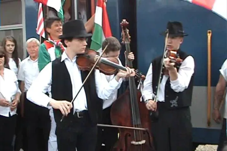 Ungurii ce se indreptau catre Sumuleu Ciuc au facut spectacol in Gara Cluj VIDEO