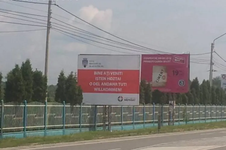 Panou in maghiara, pe care scrie "Bine ati venit", amplasat la intrare in Cluj-Napoca de un candidat la Primarie  FOTO