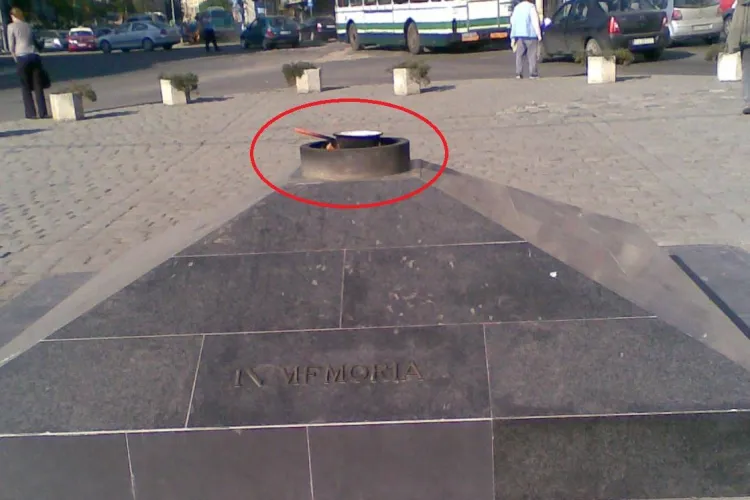 Cineva isi prepara cafea la "Flacara vesnica" din Piata Mihai Viteazul FOTO