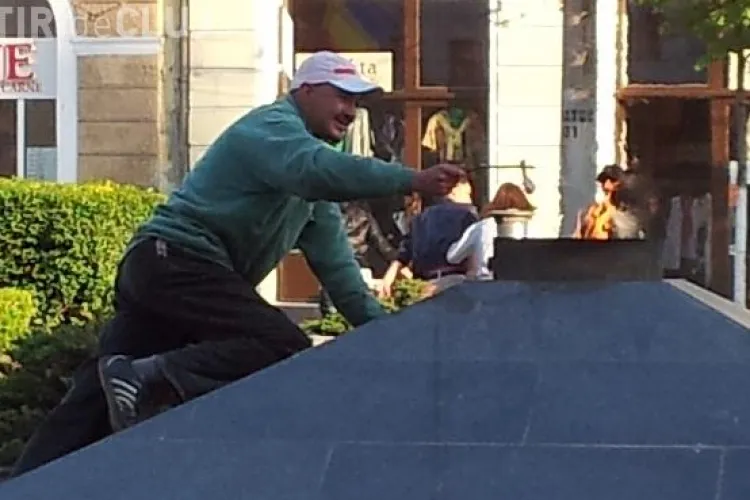 INCREDIBIL! Un barbat isi prajeste o pulpa de pui la "Flacara vesnica" din Piata Mihai Viteazu - CLICK FOTO