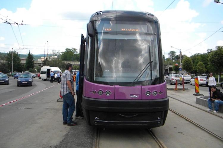 Primul tramvai modern a ajuns la Cluj! VEZI fotografii realizate pe strada Primaverii FOTO