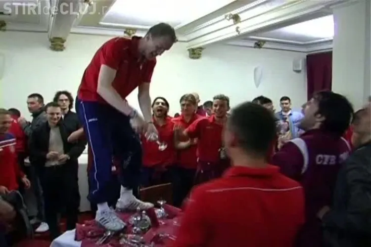 Jucatorii CFR au dansat pe mese si au spart pahare! IMAGINI NEBUNE de la petrecea pentru TITLU VIDEO