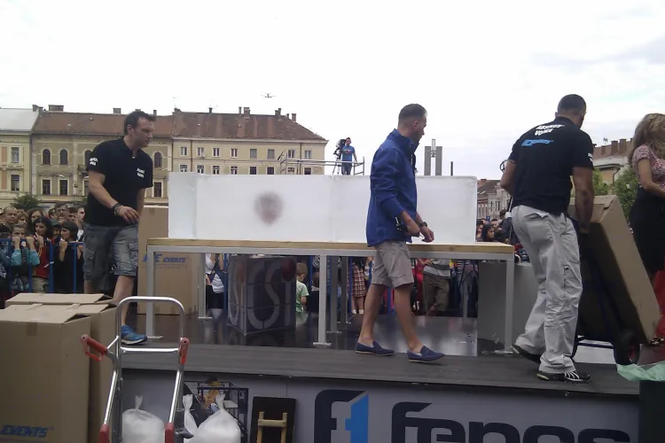 Vezi cum arata "sicriul de gheata" in care va sta Cristian Gog, in Piata Unirii FOTO