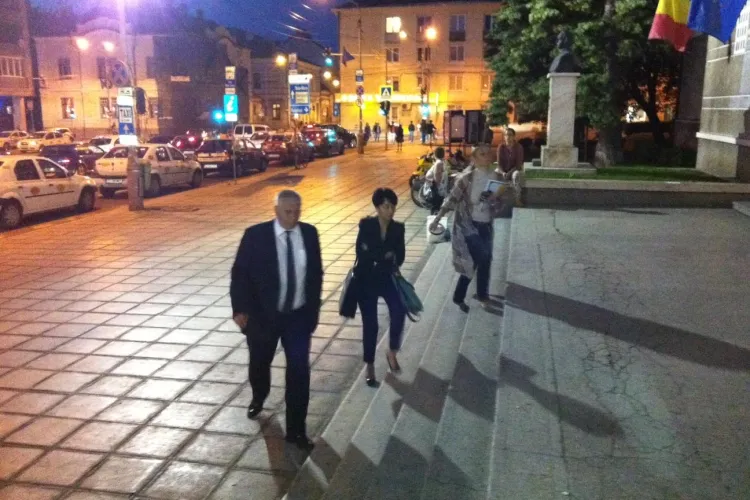 Dezbatere esuata intre candidatii Emil Boc si Marius Nicoara FOTO VIDEO