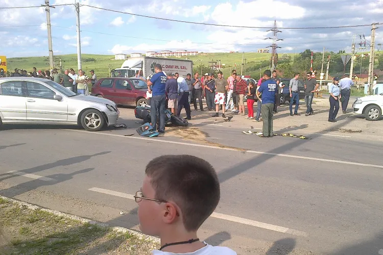 Motociclist facut praf de un Mercedes FOTO - UPDATE