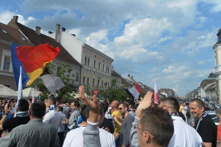 Fanii "U" Cluj au facut spectacol pe Bulevardul Eroilor FOTO si VIDEO
