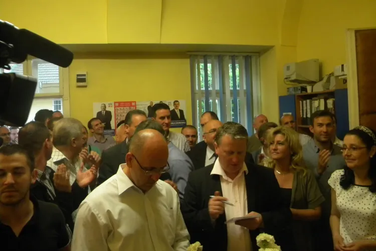 Horea Uioreanu, noul presedinte al CJ Cluj. A sarbatorit cu o sampanie pentru victoria obtinuta VIDEO