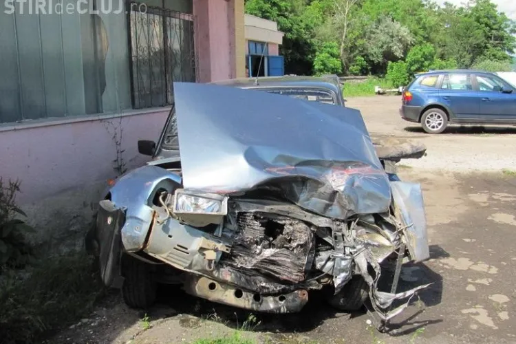 Accident la Gherla! O Dacie a fost facuta praf de un camion VIDEO