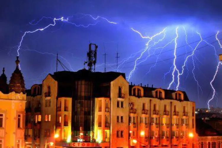 Fulgere SPECTACULOASE deasupra Clujului! Dati LIKE daca v-a placut FOTO