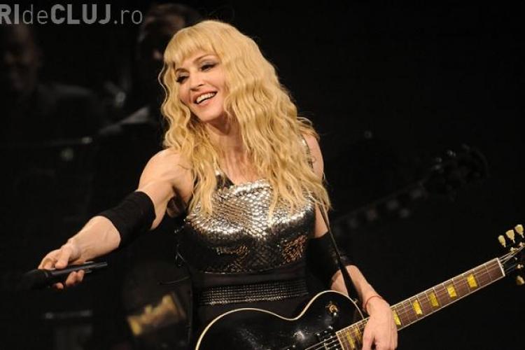 Madonna le-a aratat fundul fanilor prezenti la un concert in Roma VIDEO
