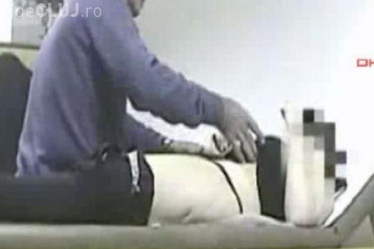 Isi "examina" pacienta sarutand-o pe sani fara voia ei VIDEO
