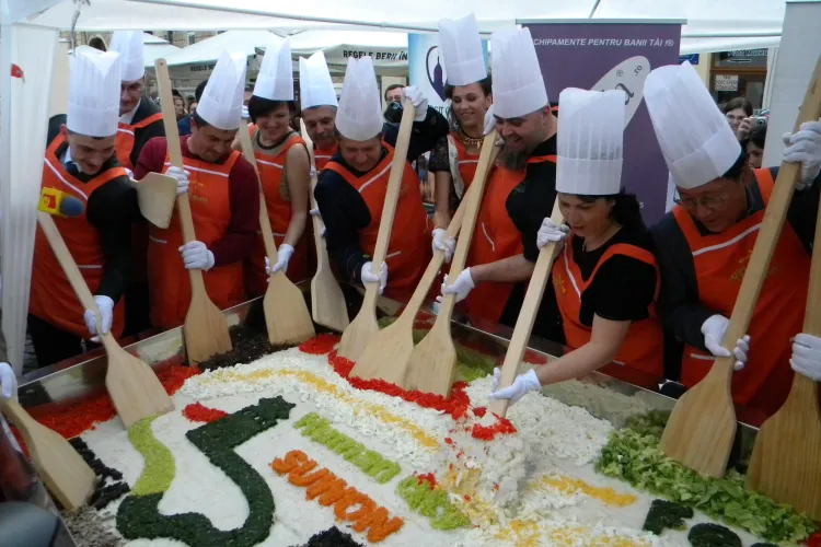 Festin coreean in Piata Muzeului! Bucatarii au realizat cel mai mare bibimbap din Romania VIDEO si FOTO