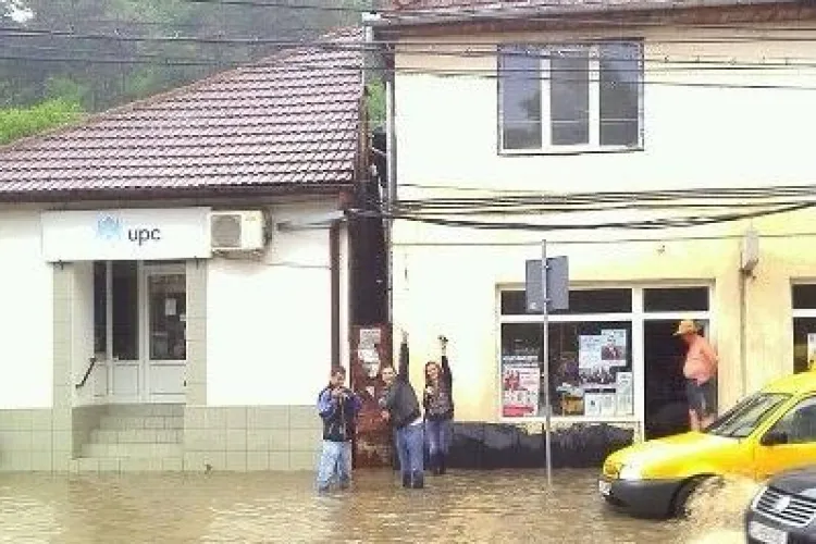 Dejul inundat! Strazile s-au transformat in rauri VIDEO