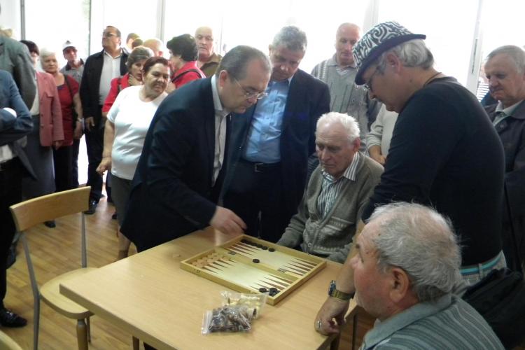 Boc i-a dat mart tehnic unui pensionar la o partida de table, la noul club inaugurat in Grigorescu FOTO