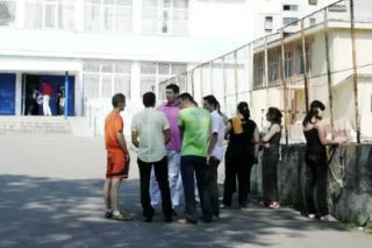 BAC-ul incepe cu 3 ori mai tarziu decat este normal si asta din cauza alegerilor 