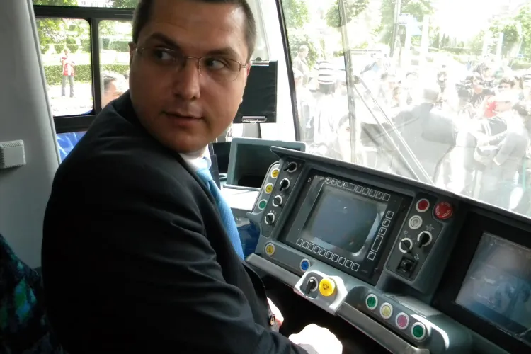 Primarul Radu Moisin, vatman pentru o ora! FOTO INEDITE de la prezentarea primului tramvai modern VIDEO