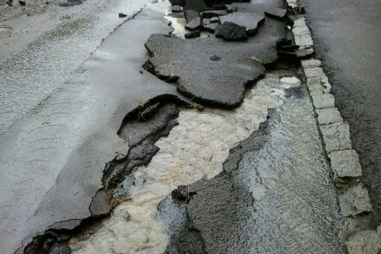 INCREDIBIL! Potopul de la Dej a spalat asfaltul de pe o strada FOTO