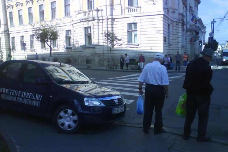 Logan parcat exact pe trecerea de pietoni din fata Primariei Cluj-Napoca STIREA CITITORULUI