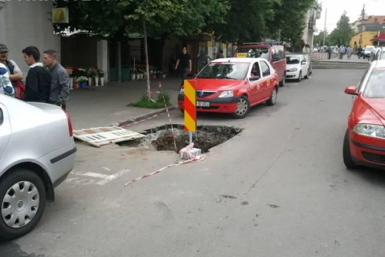 Groapa E.ON Gaz facuta in 11 mai, in Piata Cipariu, inca nu e astupata FOTO