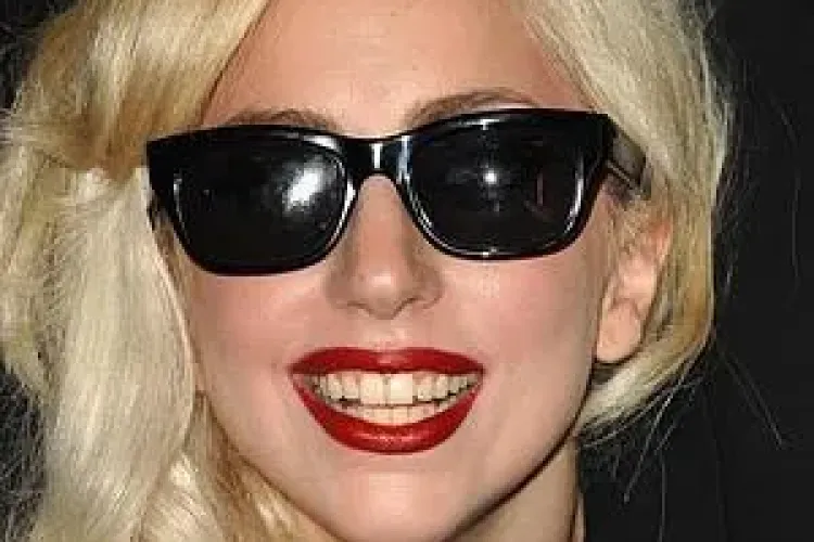 Lady Gaga lovita cu un stalp in timpul concertului VIDEO