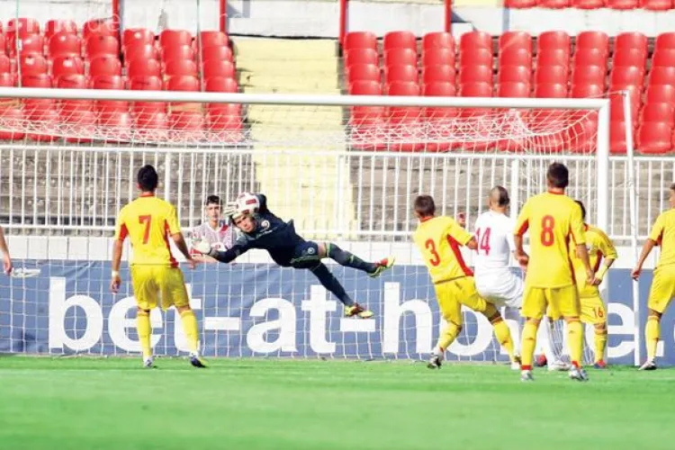 Jucatorii de la nationala U19 au mancat mici si cartofi prajiti inainte de esecul cu Serbia