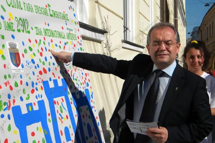 Emil Boc şi-a pus amprenta pe proiectul "Clujul fără droguri etnobotanice" FOTO 