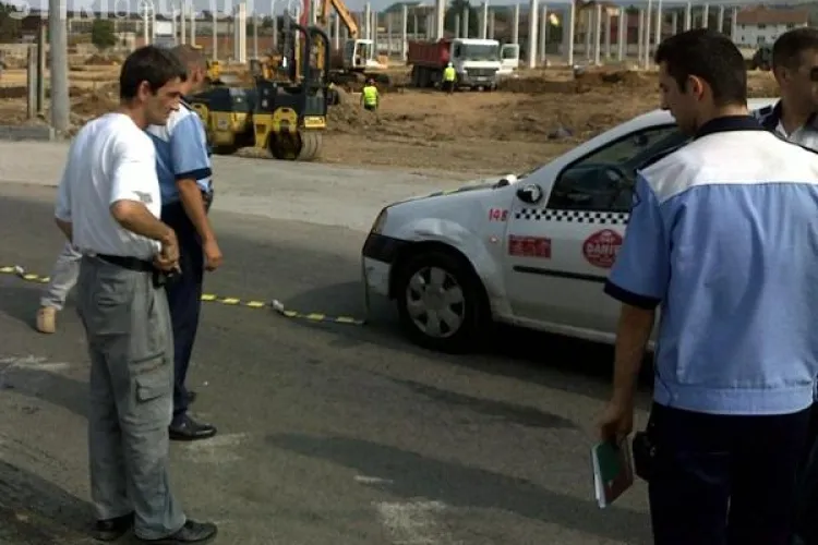 Accident pe podul IRA! Un taximetrist a intrat într-un panou publicitar