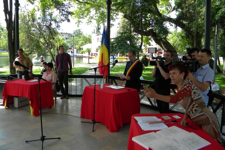 Emil Boc a oficiat căsătorii în Parcul Central VIDEO și FOTO