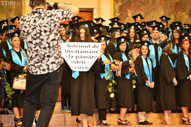 Cine e tânăra care a protestat la absolvirea UBB Cluj! FOTO: "Sistemul de învăţământ e la pământ, credeţi-ne pe cuvânt"