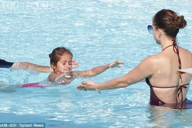 Jennifer Lopez sexy și la 42 de ani! A petrecut o zi de vacanța în Brazilia FOTO