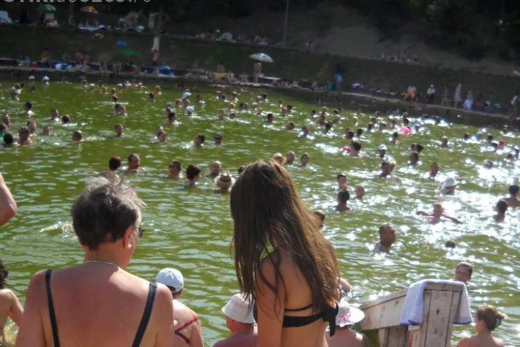 În lipsa unui Aqua Park, clujenii s-au înghesuit la la Băile Cojocna