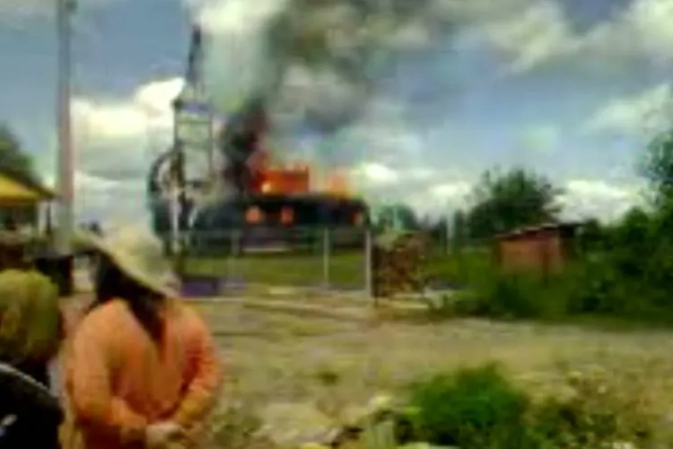 Biserica de lemn din Dealu Negru a ars! Flăcări uriașe filmate de un localnic VIDEO