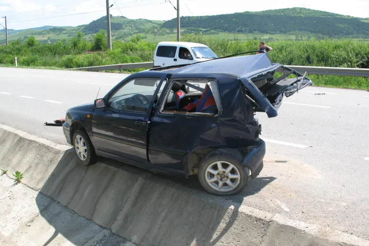 Accident la Livada: Două mașini s-au rupt în bucăți