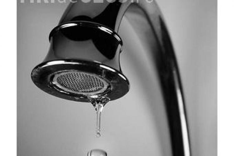 Locuitorii de pe strada Nouă din Baciu reclamă că sunt ținuți fără apă potabilă la 30 de grade