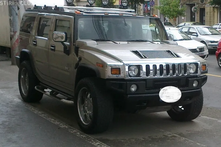 Smecher cu Hummer, parcat pe strada Horea direct pe trotuar si pe pista de biciclisti FOTO