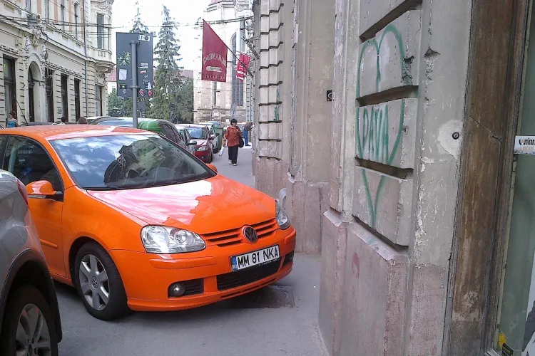 Soferii fac LEGEA în Cluj-Napoca! Un trotuar de pe Iuliu Maniu blocat de o mașină FOTO