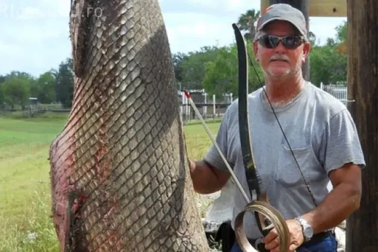 Monstrul din Loch Ness în variantă americană! A prins un pește preistoric cu arcul